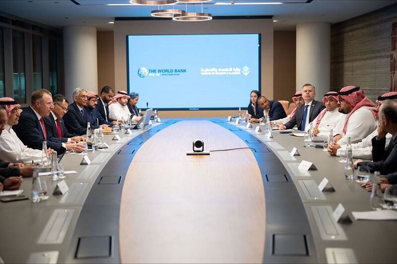 Minister of Economy and Planning and a delegation from the World Bank Executive Board discuss economic reforms